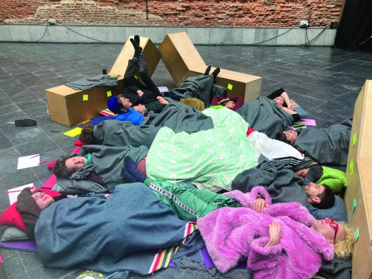 Les Constellé·e·s (marqué·e·s d’une astérisque) et quelques autres de gauche à droite: Paul Gérard*, Laura Oriol*, Marine Thévenet, Lorette Moreau, Maxime Arnould*, Nada Gambier*, Maëva Longvert*, Anita Schneider*, Charlotte David, Salim Djaferi*, Aurélien Leforestier*, Robin Yerlès*. Programme organisé au sein de la Bellone, mars 2022. Photo Cifas.