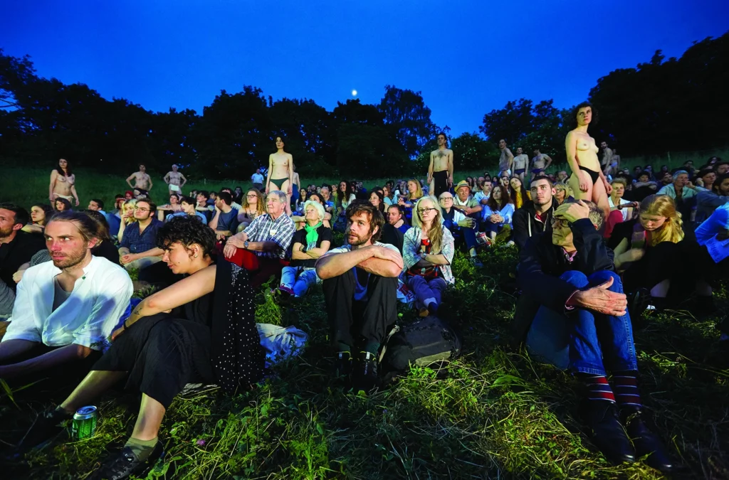 Re-paradise, spectacle de Gwenaël Morin à partir de Paradise Now – Création collective du Living Theater, création 2018 au festival Mondes Possibles des Amandiers de Nanterre. Photo Pierre Grosbois.