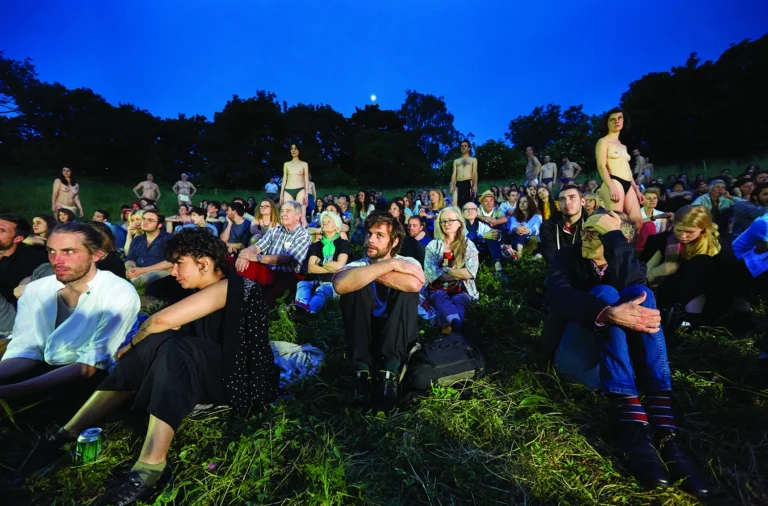 Re-paradise, spectacle de Gwenaël Morin à partir de Paradise Now – Création collective du Living Theater, création 2018 au festival Mondes Possibles des Amandiers de Nanterre. Photo Pierre Grosbois.