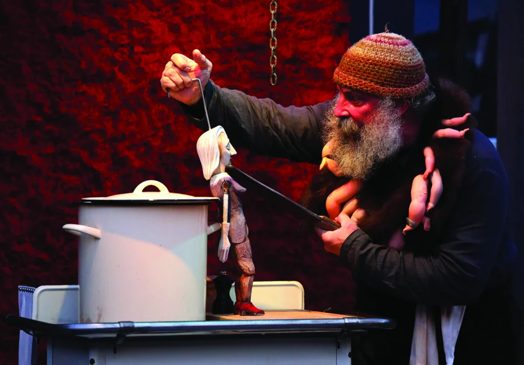 Didier Balsaux dans Poucet mise en scène de Jean Lambert et Didier Balsaux/Les Royales marionnettes, création 2021 à Thorembais-les-Béguines. Photo Fabrice Mertens.