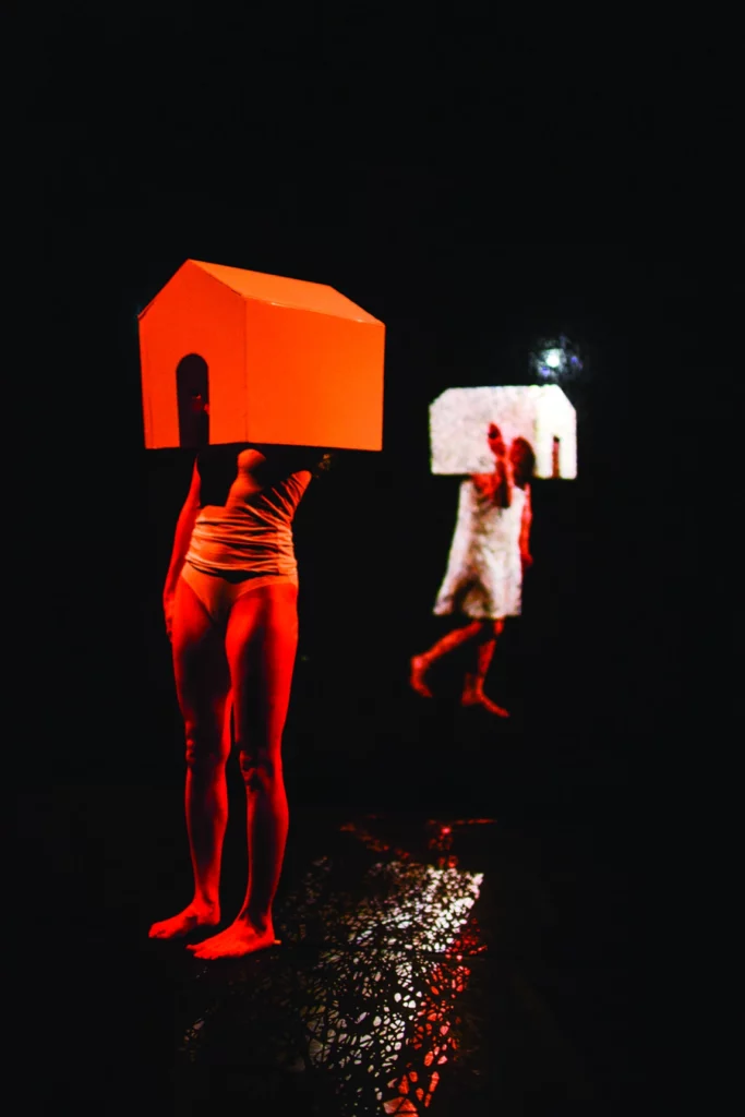 Camille Mariage dans L Louise, d’après Louise Bourgeois, mise en scène de Françoise Flabat/ Créa-Théâtre, création 2022 à la Maison de la Marionnette de Tournai. Photo Thomas Bohl.