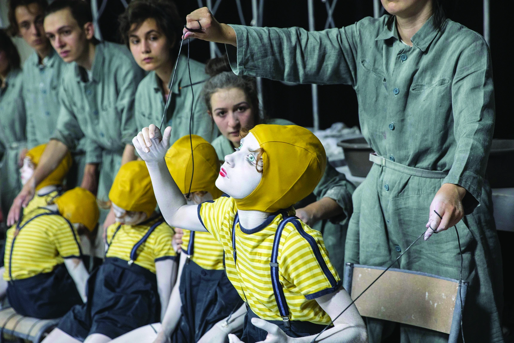 Antonio Maïka, Stefania Gkolapi, Raphaël Willems, Mathilde Louazel, Rose Maillot, Louise Miran, Maxime Levytskyy, Valentina Papic, Charlotte Obringer, dans Pinocchio(Live) #2, mise en scène de Alice Laloy, création 2021 au Festival d’Avignon. Photo Jean-Louis Fernandez.