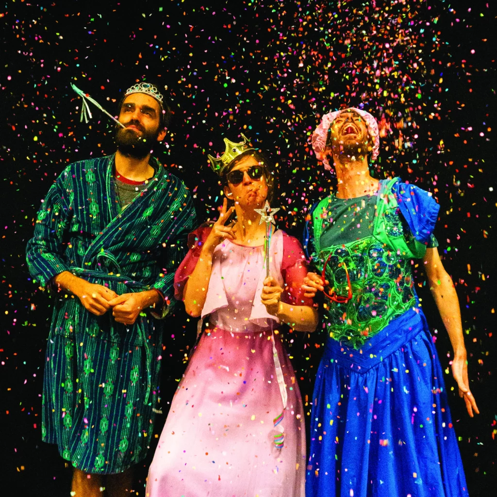 Tom Boccara, Gaëlle Coppée et Denis Michiels dans Drache Nationale, mise en scène de Bram Dobbelaere/Cie Scratch, création printemps 2023. Photo Mathilde Schockaert.