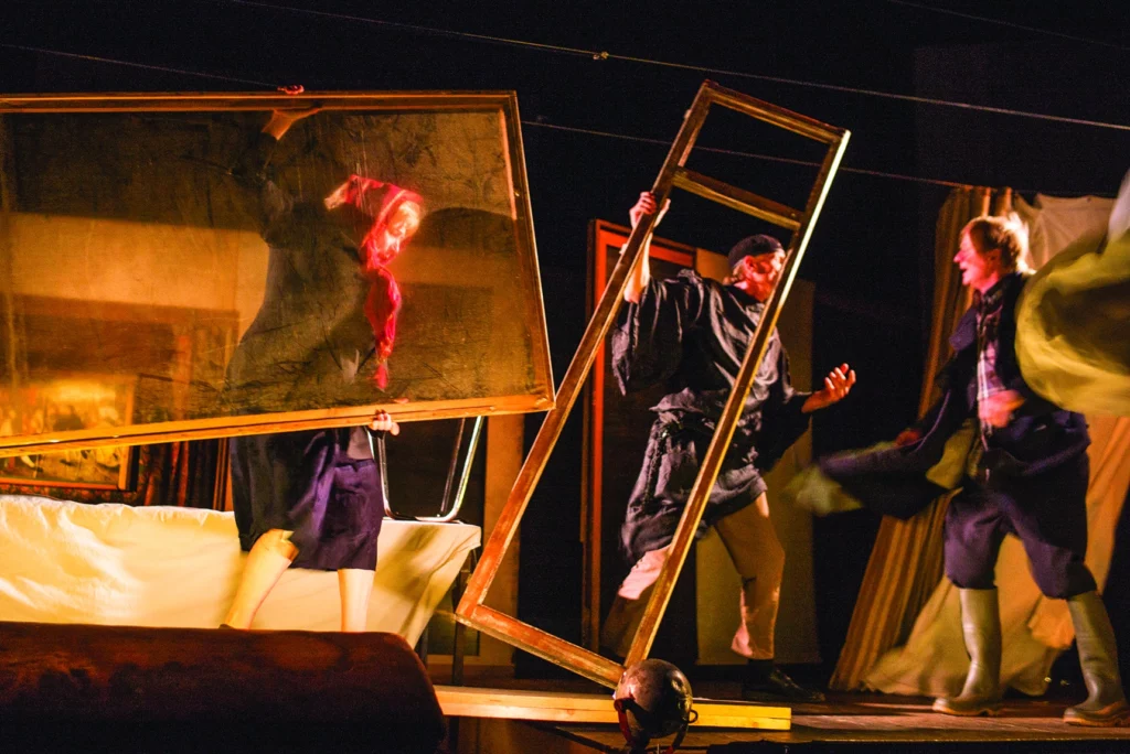 Par autan, spectacle du Théâtre du Radeau, 2022, mise en scène et scénographie François Tanguy. Avec Frode Bjørnstad, Samuel Boré, Laurence Chable, Martine Dupé, Erik Gerken, Vincent Joly, Anaïs Muller. Photo Jean-Pierre Estournet.