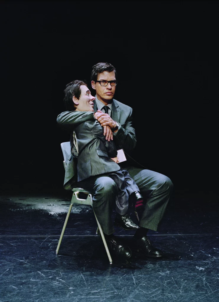 Nils Dreschke dans The Ventriloquists Convention, mise en scène de Gisèle Vienne, création 2015 à Internationales Sommerfestival Kampnagel, Hamburg (DE). Photo Estelle Hanania.