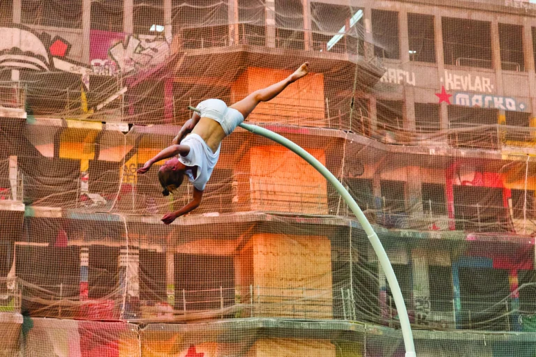 Horizon, conception et interprétation Chloé Moglia, création 2013 à Paris Quartier d’été. Photo Johann Walter Bantz. (Idem page précédente).