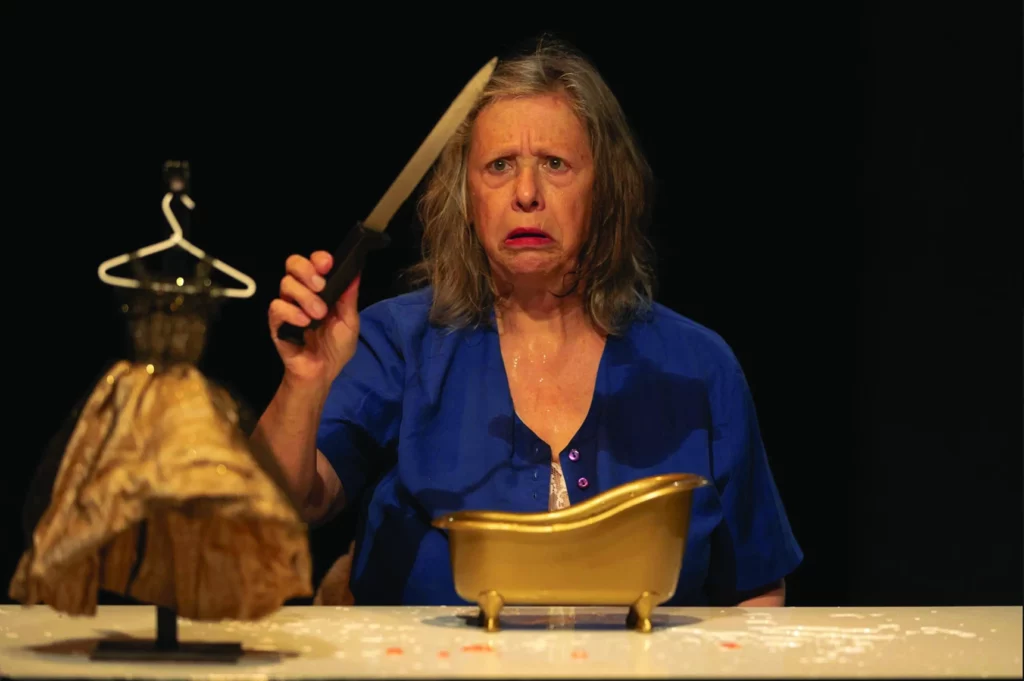 Il n’y a rien dans ma vie qui montre que je suis moche intérieurement, mise en scène et interprétation Agnès Limbos, création 2022 au Festival Mondial des Théâtres de Marionnettes de Charleville-Mézières. Photo Nicolas Meyer.