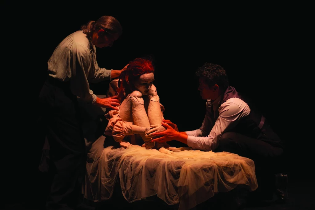 Pascale Blaison et Dominique Cattani, dans Dracula Lucy’s Dream, mise en scène de Yngvild Aspeli, création 2021 au Théâtre des Quartiers d’Ivry. Photo Mathias Leander Olsen.