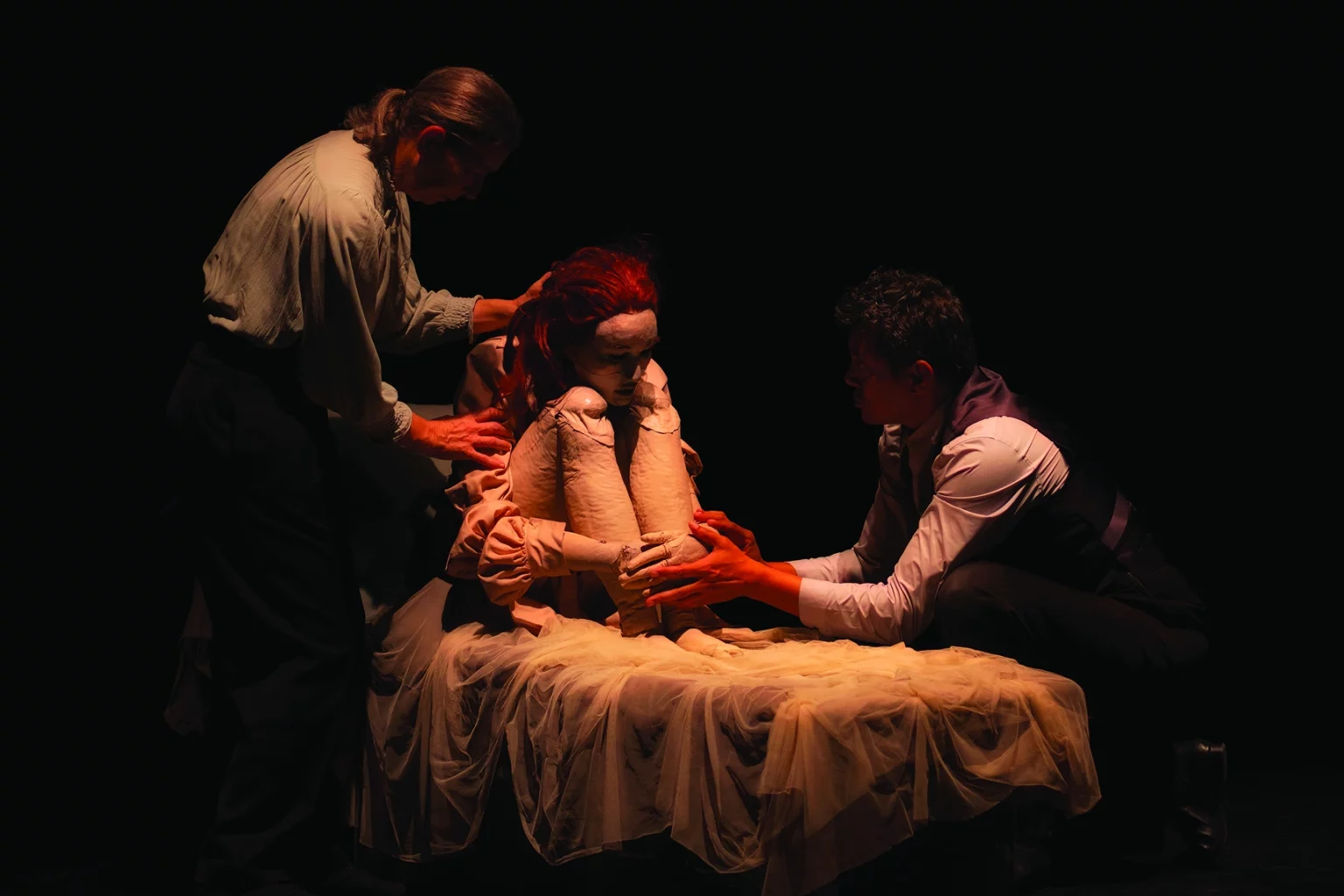 Pascale Blaison et Dominique Cattani, dans Dracula Lucy’s Dream, mise en scène de Yngvild Aspeli, création 2021 au Théâtre des Quartiers d’Ivry. Photo Mathias Leander Olsen.