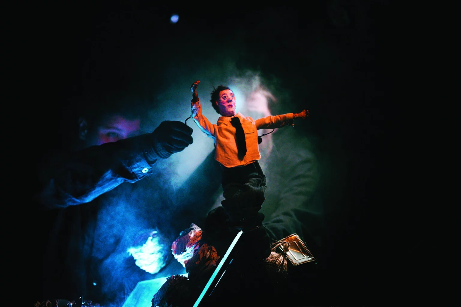 Céline Dumont et Pauline Serneels dans Viens, on se tire!, mise en scène de Céline Dumont/Cie La Corneille bleue, création 2021 au Festival Théâtre au Vert, à Silly-Thoricourt. Photo Ben Bruyninx.