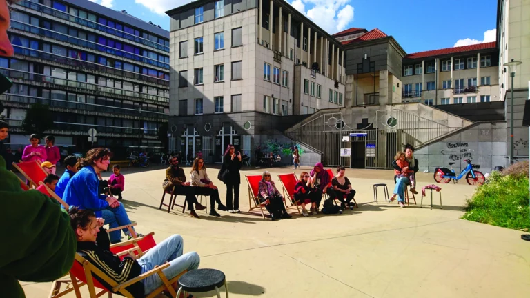 Chansons-Partout, concert du chœur des Marinelles organisé à la médiathèque NGHE (Bruxelles) dans le cadre du cycle d’émissions radio Chansons-Partout en mai 2022. Photo Mathilde Maillard.