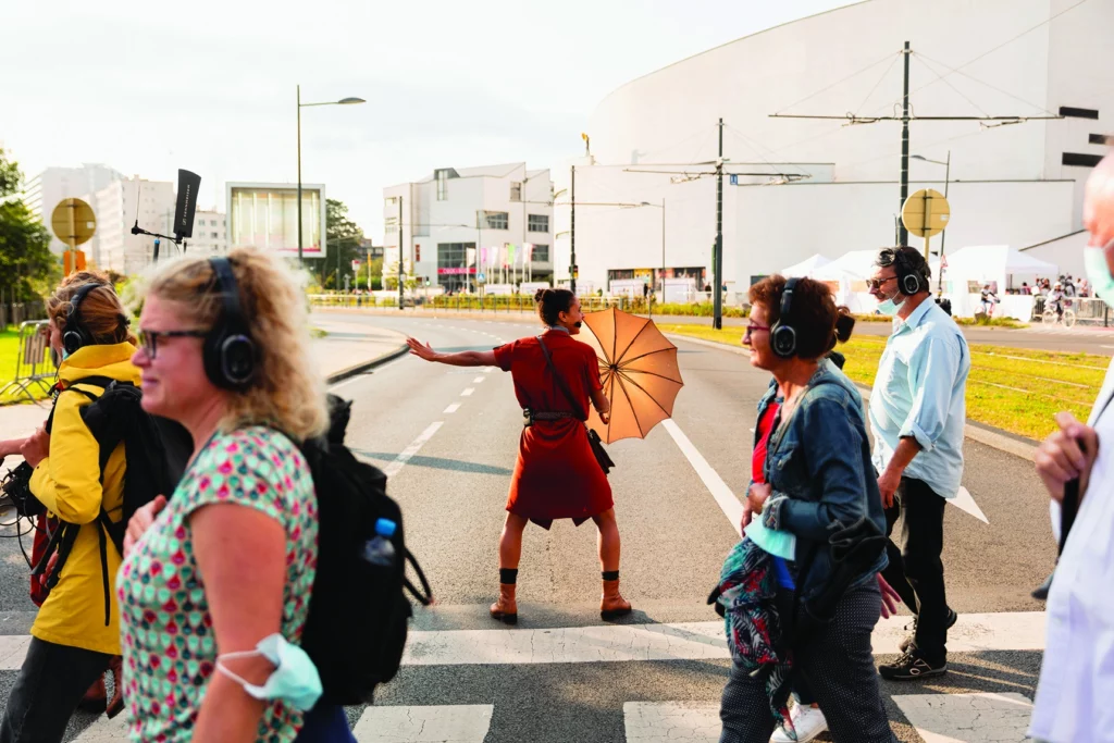 Mbalou Arnould dans The Visit, conception Mbalou Arnould et Blanche Tirtiaux/Cie La Pigeonnière, création 2021 au centre culturel des Riches- Claires, Bruxelles. Photo Barbara Salomé Felgenhauer.