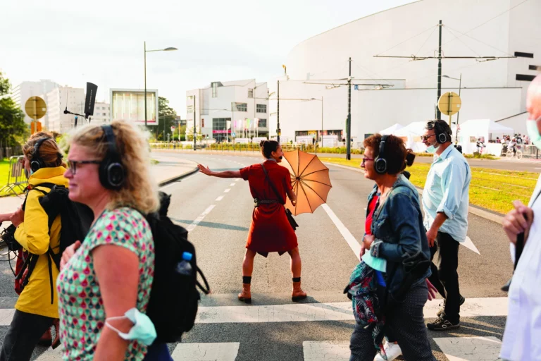 Mbalou Arnould dans The Visit, conception Mbalou Arnould et Blanche Tirtiaux/Cie La Pigeonnière, création 2021 au centre culturel des Riches- Claires, Bruxelles. Photo Barbara Salomé Felgenhauer.