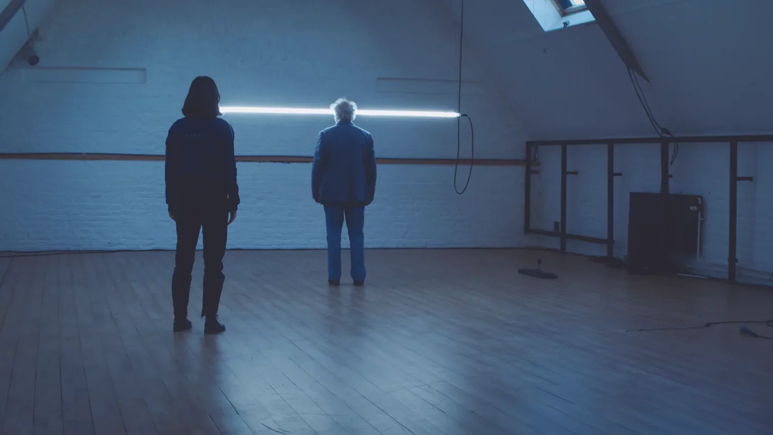 Sur la nature des choses invisibles #1. Pièce pour deux performers et un objet lumineux motorisé, concept et mise en scène Monia Montali et François Bodeux, 2023. Photo François Bodeux.