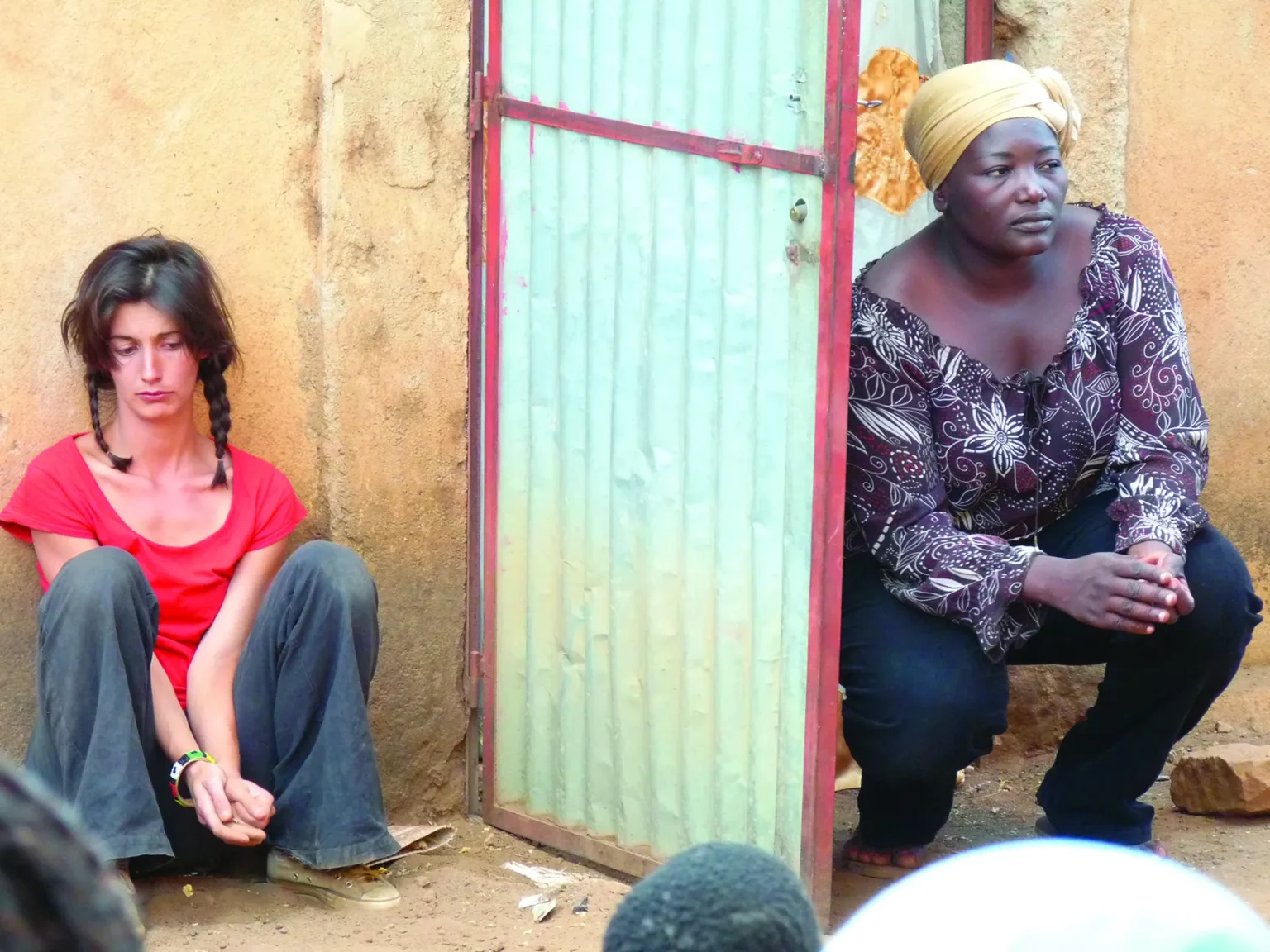 Charline Grand et Mbilé Yaya Bitang dans Je venais de défier le ciel d’Aristide Tarnagda, in Ciel à Bamako, mise en scène Alexandre Koutchevsky, 2010, Colline du point G, Bamako, Mali. Photo Marine Bachelot Nguyen.