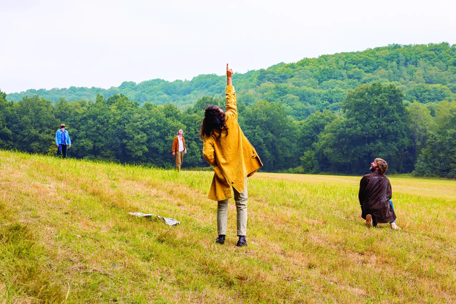 Pierre Giafferi, Jade Fortineau, Hatice Özer et Hector Manuel, dans Que ma joie demeure, de Jean Giono, mise en scène Clara Hédouin (création mai 2022 à Cabrières, avec le Sillon, théâtre de Clermont-l’Hérault), dans les Yvelines, avec le Festival Paris l’été, juillet 2022. Photo Quentin Chevrier.