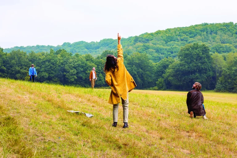 Pierre Giafferi, Jade Fortineau, Hatice Özer et Hector Manuel, dans Que ma joie demeure, de Jean Giono, mise en scène Clara Hédouin (création mai 2022 à Cabrières, avec le Sillon, théâtre de Clermont-l’Hérault), dans les Yvelines, avec le Festival Paris l’été, juillet 2022. Photo Quentin Chevrier.