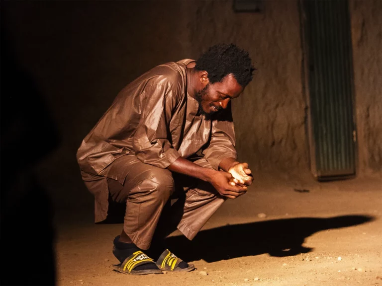 Thibaut Lopez Faïzoun dans Que nos enfants soient des géants, écriture et mise en scène Sèdjro Giovanni Houansou, création 2021, Ouagadougou. Photo Daddy Nkuanga Mboko.