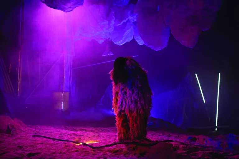 Maud Pougeoise dans Impatience, rien n’aura eu lieu que le lieu, de Mathilde Delahaye, Les Subsistances, Lyon, 2021. Photo Garance Li.