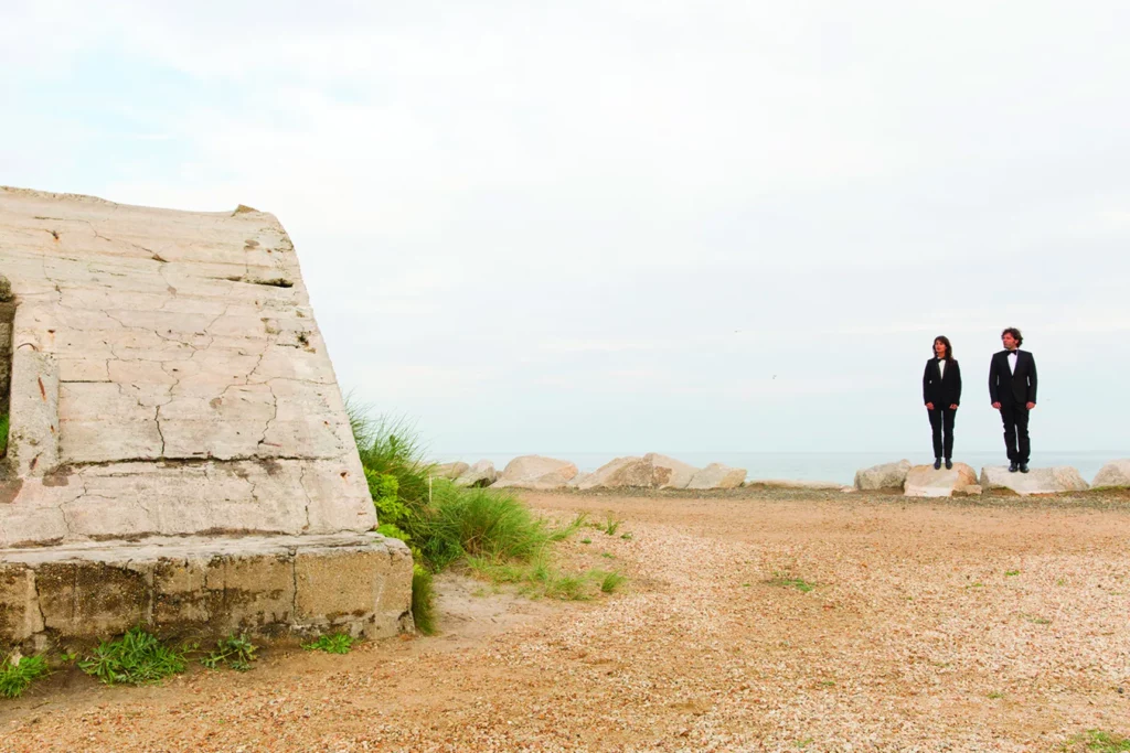 Charline Grand et Élios Noël dans Blockhaus, d’Alexandre Koutchevsky, 2014, Fouesnant. Photo Caroline Ablain.