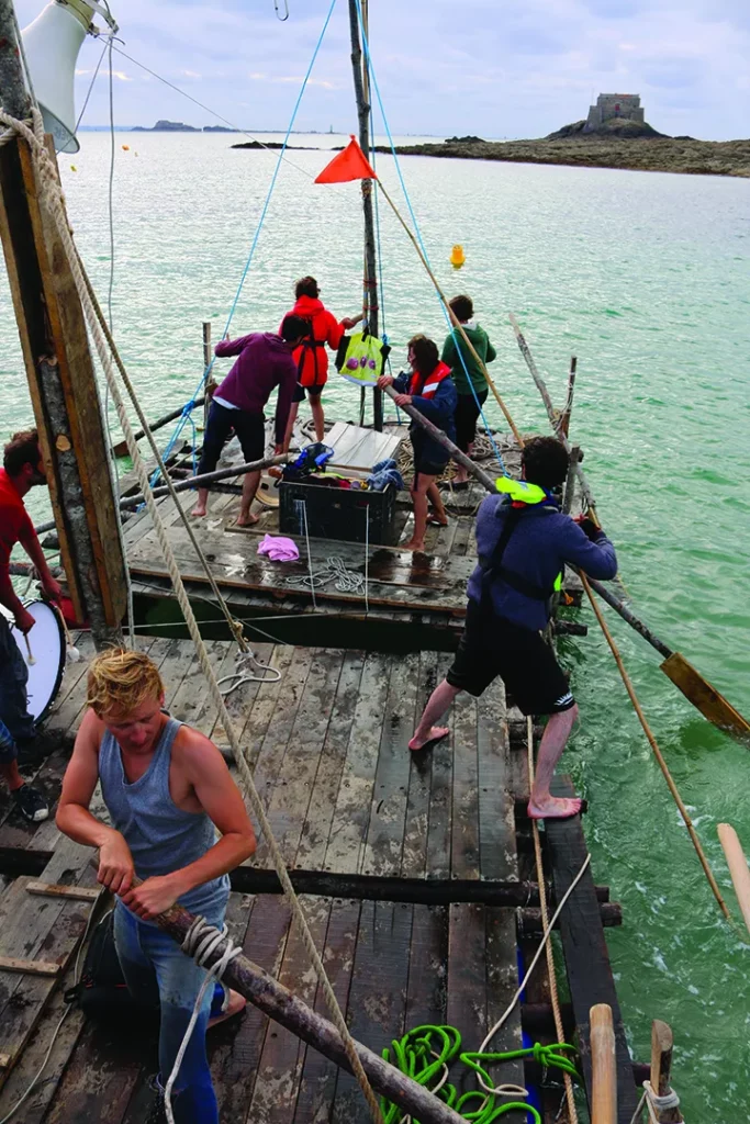 Le Radeau utopique,
mise en scène Simon
Gauchet, création juillet
2017, canal d’Ille-et Rance. Photo Mathilde Chevalier.