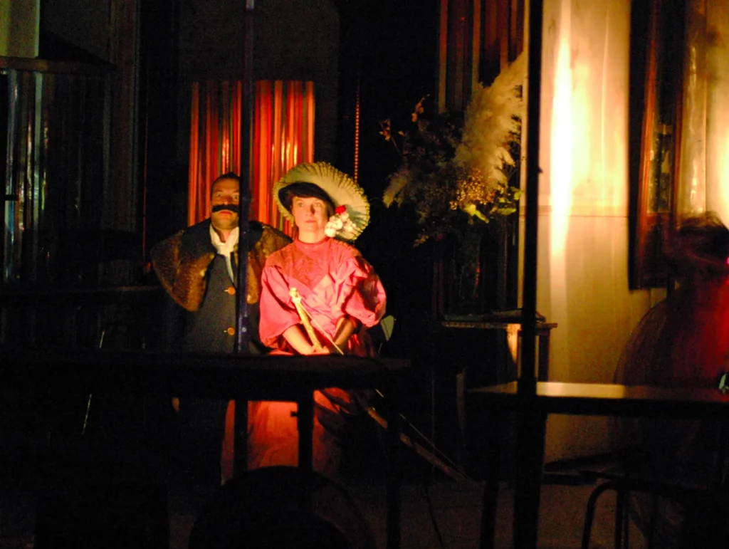 Vincent Joly et Carole Paimpol dans Onzième, création de François Tanguy et le Théâtre du Radeau, 2011. Photo François Fauvel.