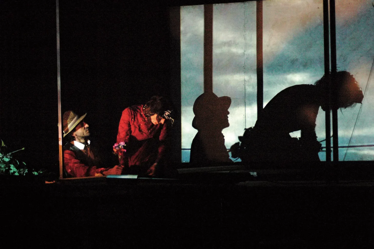 Fosco Corliano et Muriel Hélary dans Onzième, création de François Tanguy et le Théâtre du Radeau, 2011. Photo François Fauvel.