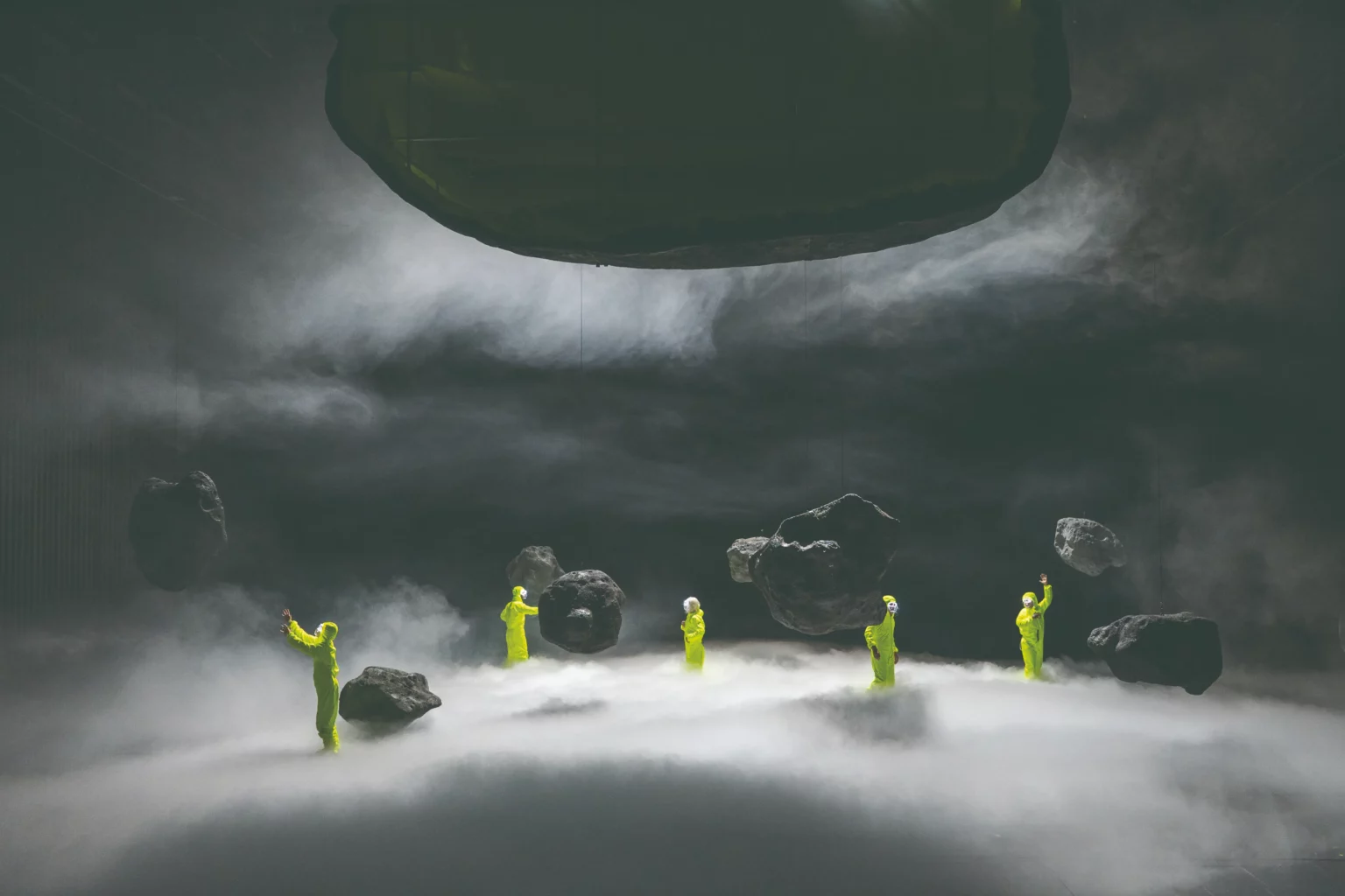 Vincent Joly et Carole Paimpol dans Onzième, création de François Tanguy et le Théâtre du Radeau, 2011. Photo François Fauvel.