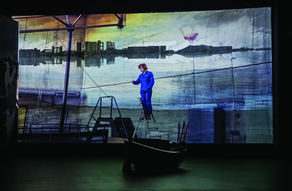 Catherine Rankl (en vidéo) dans Rivage à l’abandon Médée-Matériau Paysage avec Argonautes, de Heiner Müller, mise en scène de Matthias Langhoff, Comédie de Caen – CDN de Normandie, 2023. Photo Pascal Gély.