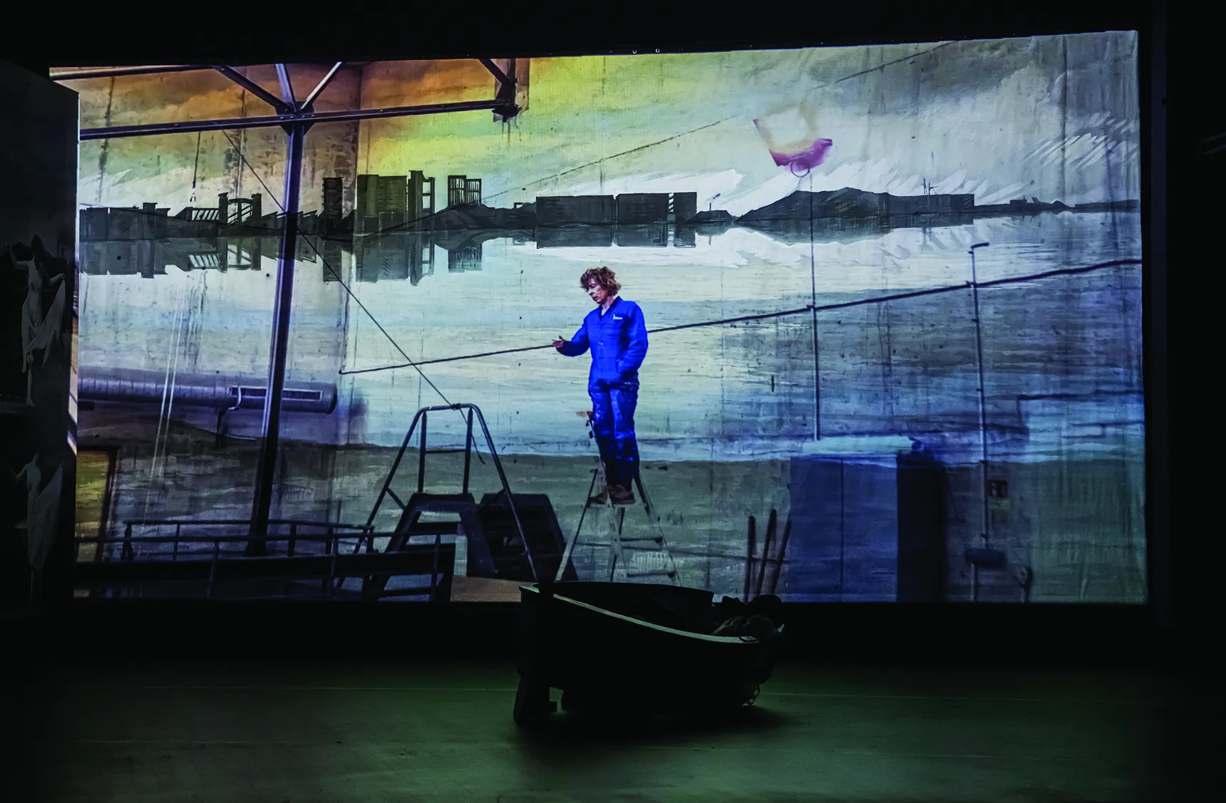 Catherine Rankl (en vidéo) dans Rivage à l’abandon Médée-Matériau Paysage avec Argonautes, de Heiner Müller, mise en scène de Matthias Langhoff, Comédie de Caen – CDN de Normandie, 2023. Photo Pascal Gély.