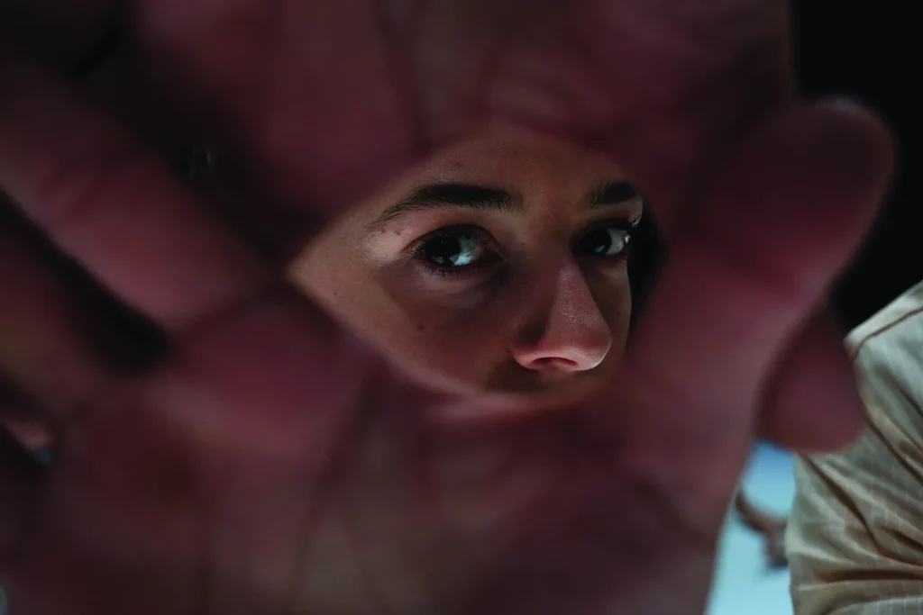 Dunya Narli et Antonino Patuano dans Les Autres, mise en scène et chorégraphie d’Anton Lachky, création à Bruxelles en 2020. Photo Romain Vennekens.