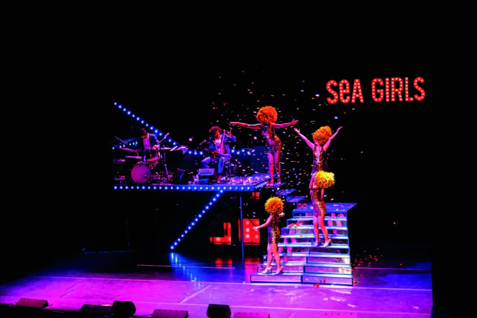 Vincent Martin, Bassem Ajaltouni, Prunella Rivière, Delphine Simon, Judith Rémy, Agnès Pat’ dans Les Sea Girls – La Revue, mise en scène de Philippe Nicolle, création 2015 à la Halle aux Grains-Scène Nationale de Blois. Photo Christian Fany.