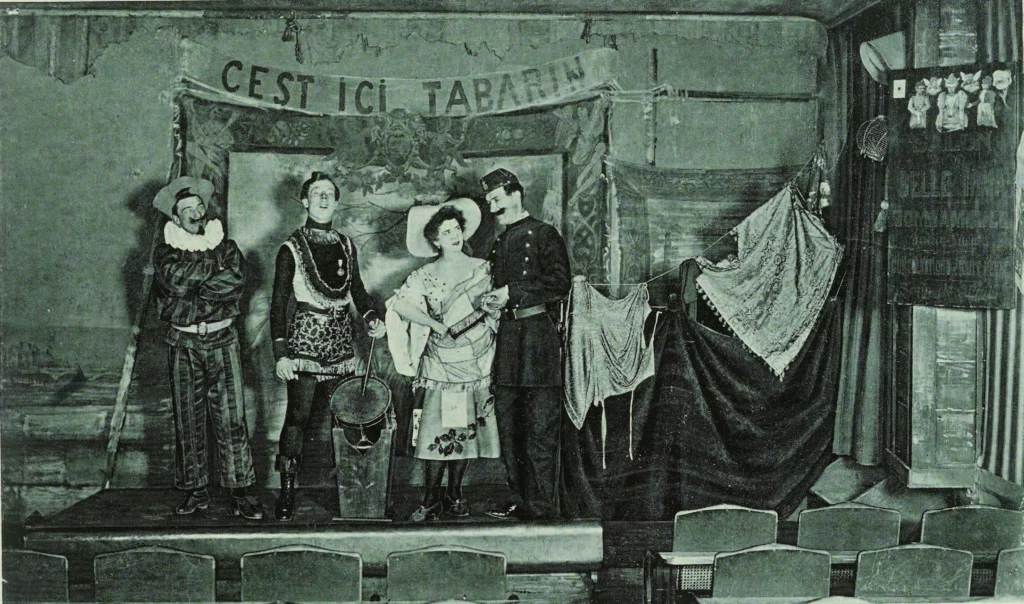 Tabarin Les Tréteaux de Tabarin, cliché Mairet, Figaro illustré, n°75, juin 1896, p. 115.