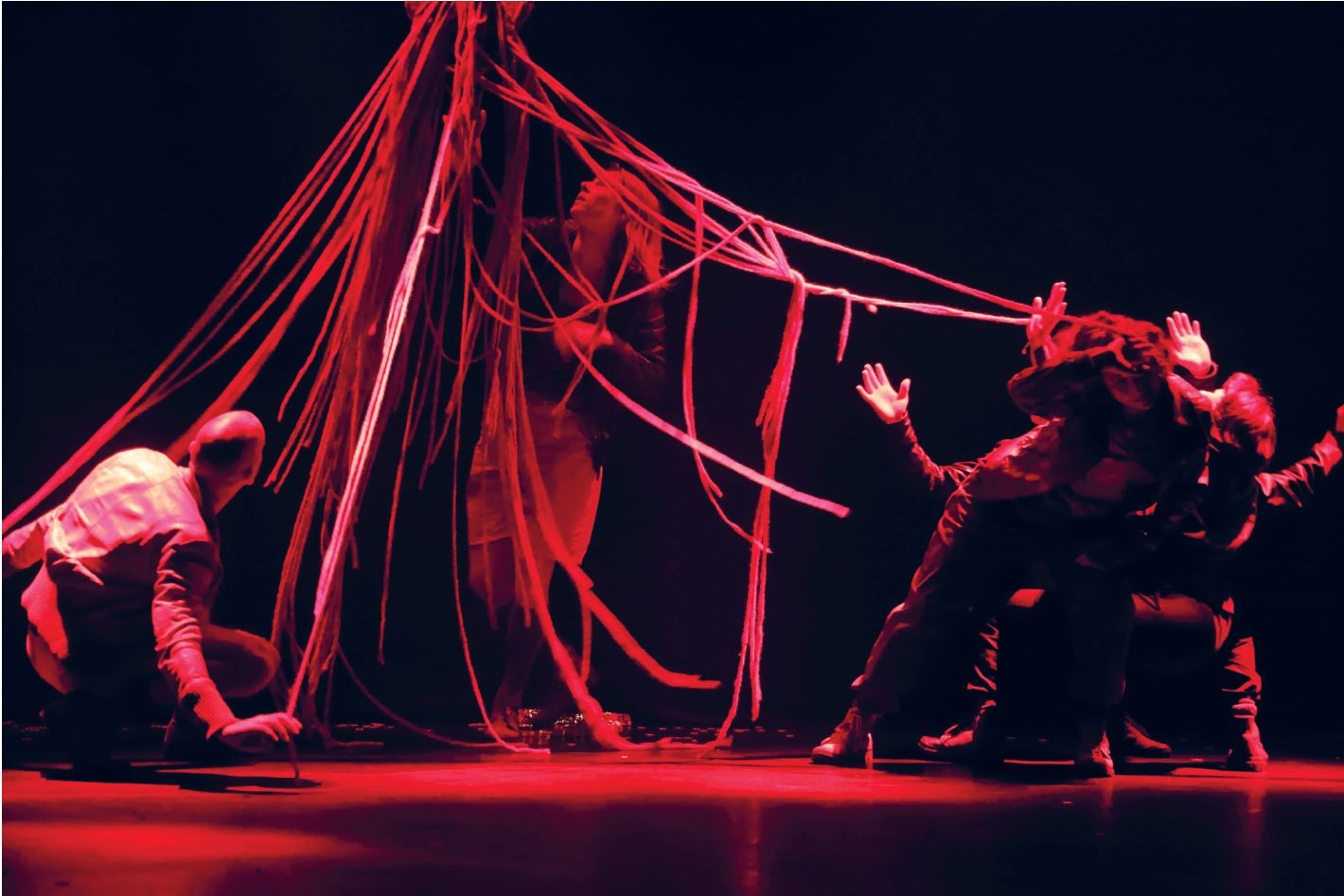 Camille Gerbeau, Pauline Tremblay, Agnès Butet, Alice Roland et Marco Villari dans Ce que tu vois de Gaëlle Bourges. Photo Danielle Voirin.