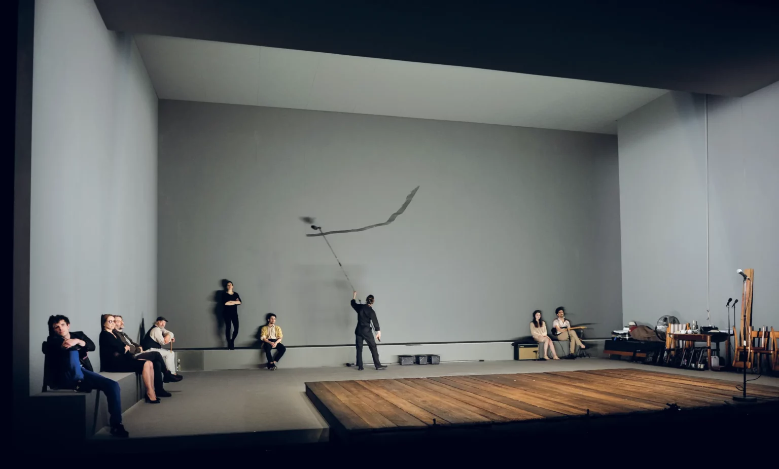 Matthieu Sampeur, Valérie Dréville, François Loriquet, Jean-Pierre Gos, Bénédicte Cerutti, Cédric Eeckhout, Marine Dillard, Mélodie Richard, Sébastien Pouderoux dans La Mouette de Tchekov, mise en scène Thomas Ostermeier, théâtre de Vidy, 2016. Photo Arno Declair.