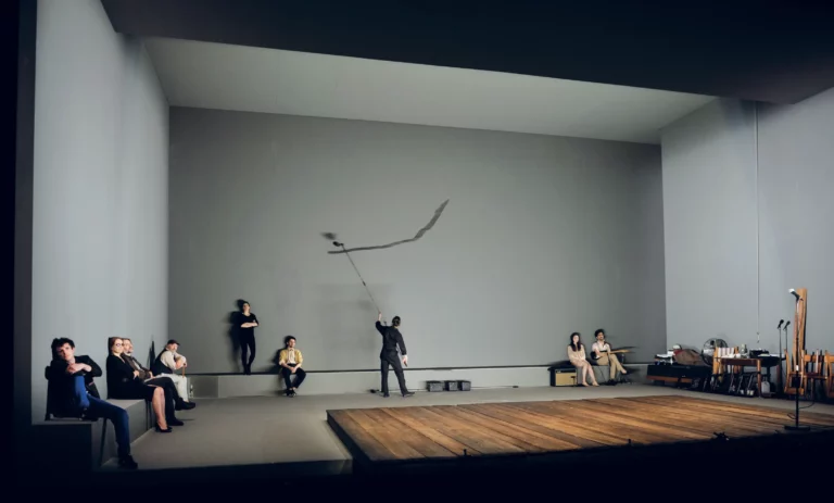 Matthieu Sampeur, Valérie Dréville, François Loriquet, Jean-Pierre Gos, Bénédicte Cerutti, Cédric Eeckhout, Marine Dillard, Mélodie Richard, Sébastien Pouderoux dans La Mouette de Tchekov, mise en scène Thomas Ostermeier, théâtre de Vidy, 2016. Photo Arno Declair.