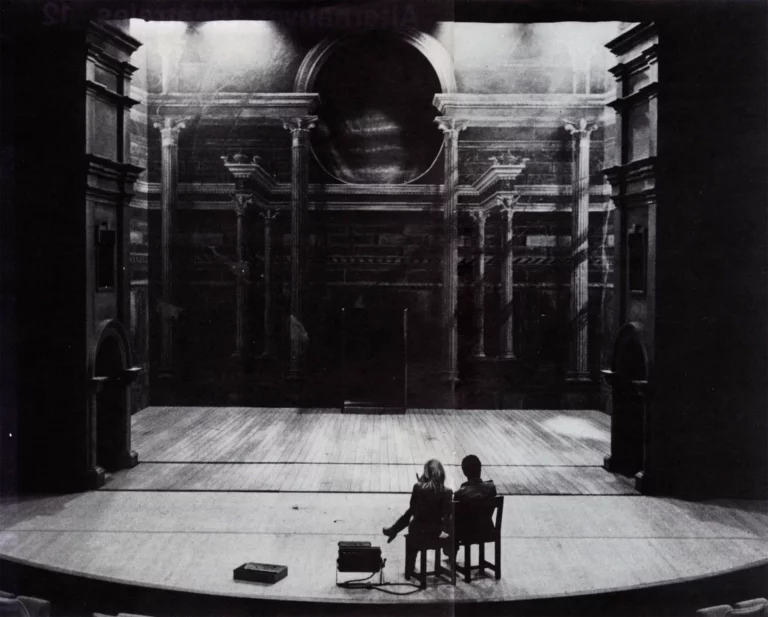 Antoine Vitez et Claude Lemaire le metteur en scène et le scénographe face au décor, architecture utopique - Photo Claude Bricage