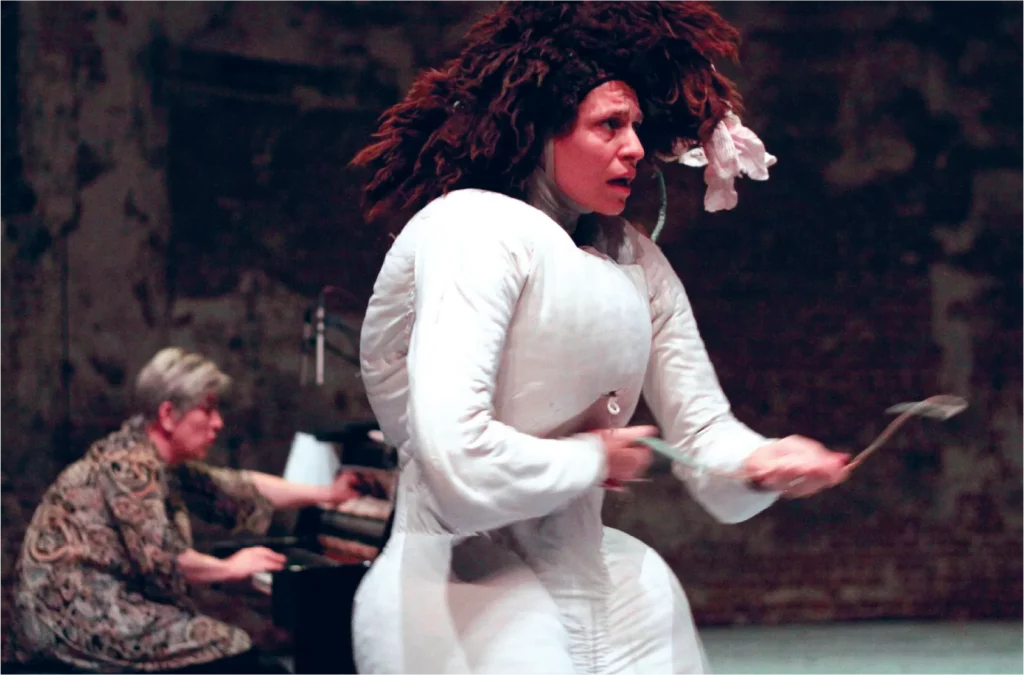 Wherever the music takes you II, Chorégraphie et interprétation Ayelen Parolin, Création musicale et interprétation Lea Petra, Les Brigittines, Bruxelles 2019, Photo Michel Cristelbach.