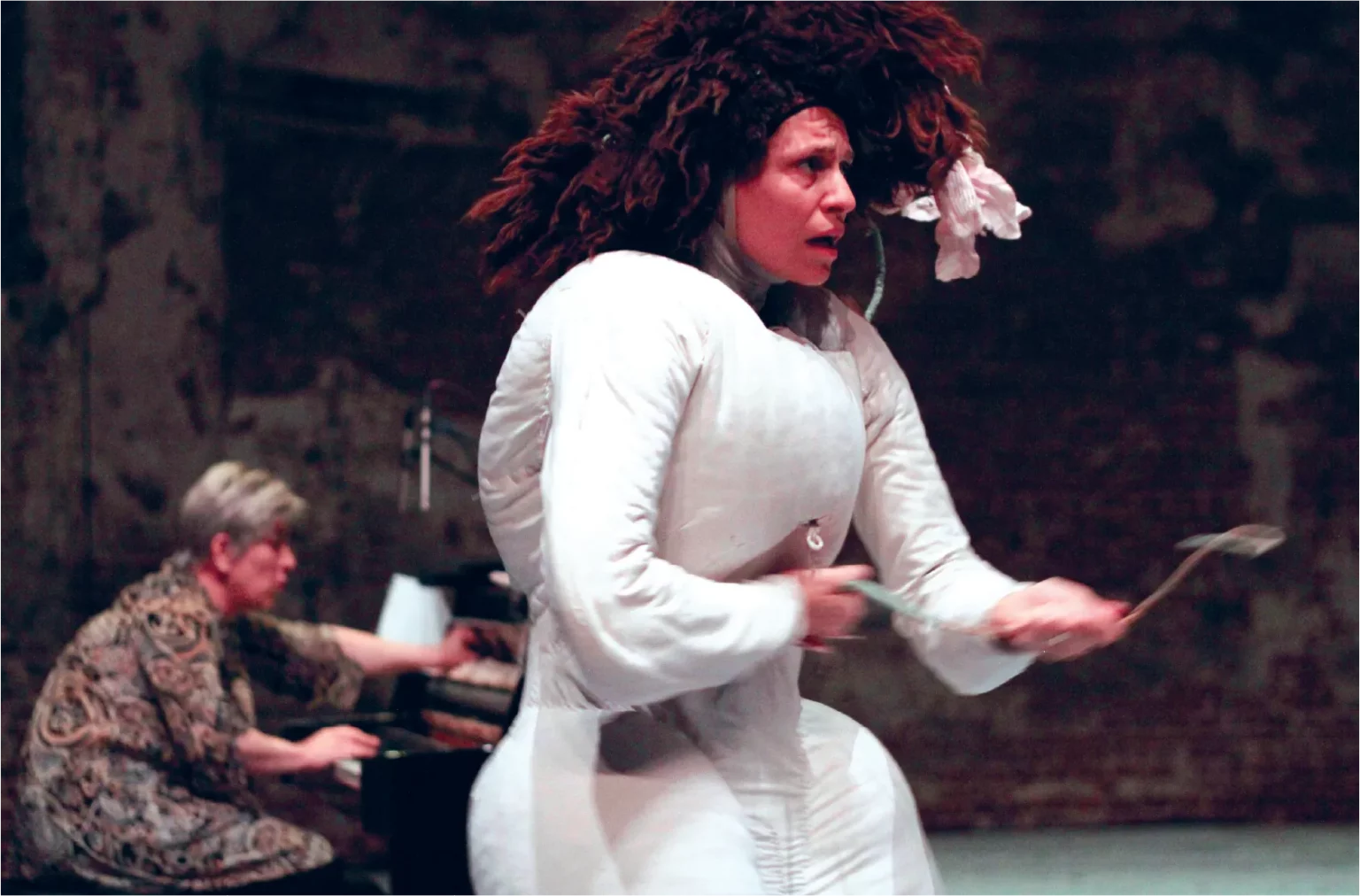 Wherever the music takes you II, Chorégraphie et interprétation Ayelen Parolin, Création musicale et interprétation Lea Petra, Les Brigittines, Bruxelles 2019, Photo Michel Cristelbach.