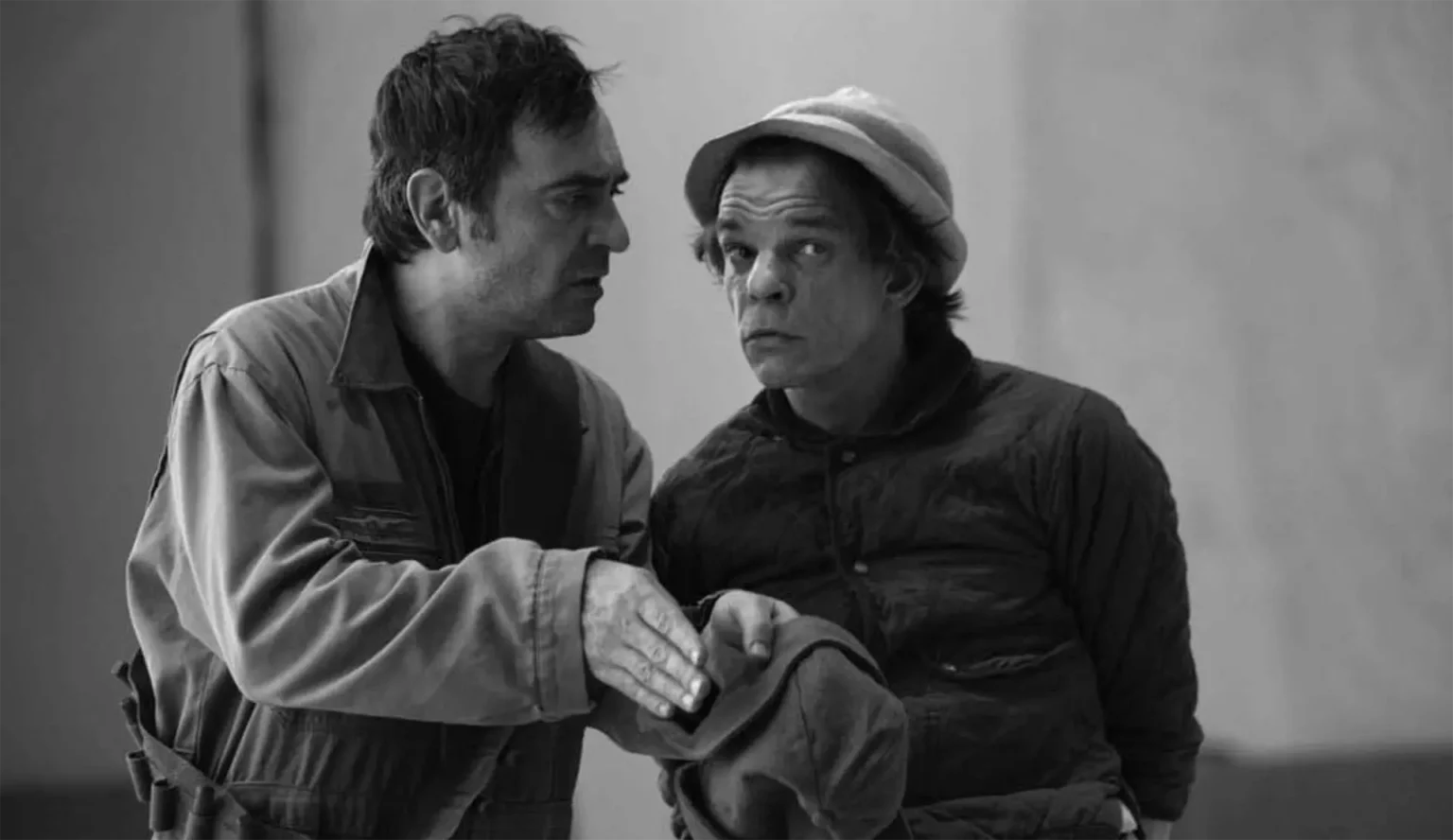 Michel Bompoil et Denis Lavant lors d’une répétition de UN HOMME EST UN HOMME de Bertolt Brecht, mise en scène de Bernard Sobel, 2004. Photo Bellamy.