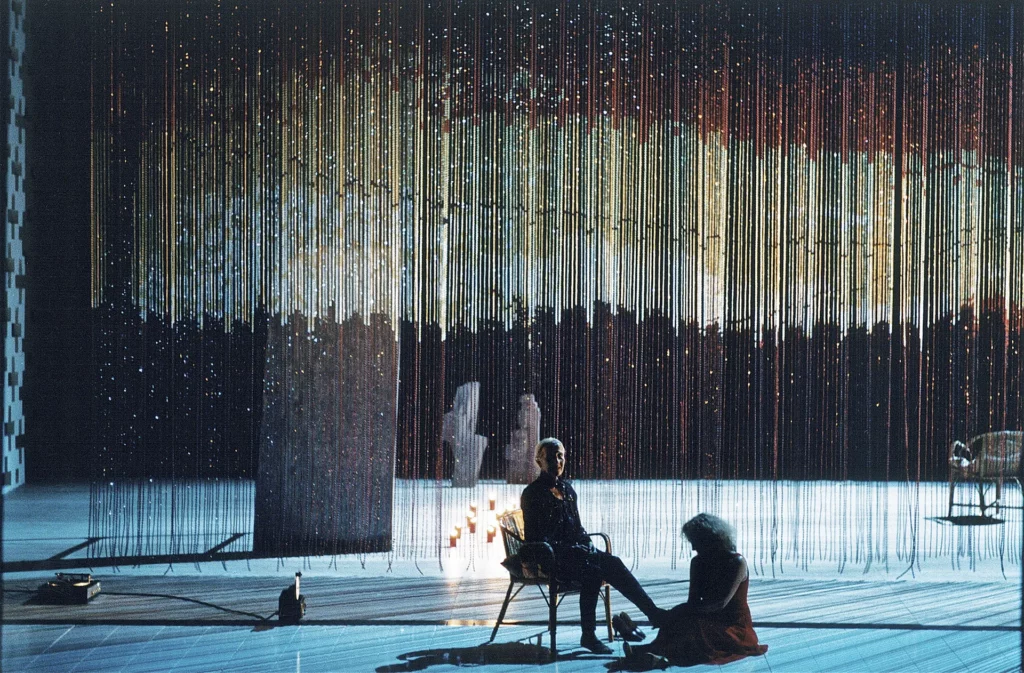 Catherine Samie et Catherine Hiegel dans SAVANNAH BAY de Marguerite Duras, mise en scène et décor Éric Vigner, Comédie- Française, Salle Richelieu, entrée au répertoire, septembre 2002. Photo Alain Fonteray.