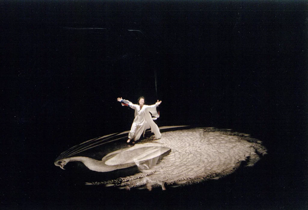 Sang-Jik Lee dans LE JEU DU KWI-JOK OU LE BOURGEOIS GENTILHOMME de Molière et Lully, mise en scène et décor Éric Vigner, Théâtre National de Corée, Séoul, septembre 2004. Photo Alain Fonteray.