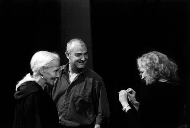 Catherine Samie, Éric Vigner et Catherine Hiegel en répétition de SAVANNAH BAY de Marguerite Duras, mise en scène et décor Éric Vigner, Comédie- Française, Salle Richelieu, entrée au répertoire, septembre 2002. Photo Alain Fonteray.