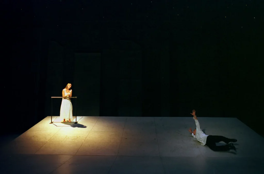 Julie-Anne Roth et Frédéric Cherboeuf dans ROMÉO ET JULIETTE deWilliam Shakespeare, mise en scène Stuart Seide, Théâtre du Nord, Lille, octobre 1999. Photo Pascal Victor.