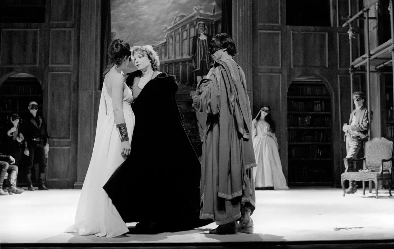 ROMÉO ET JULIETTE deWilliam Shakespeare, adaptation Gervais Robin, mise en scène Daniel Mesguich, Compagnie Théâtre du Miroir. Avec Jenny Alpha, Jérôme Angé, Jean-Luc Buquet, Jacques Castaldo, Philippe Duclos, Viviane Eychant, Isabelle Gelinas, François Kergoulay, François Marchasson, Serge Papagalli, Étienne Pommeret, Gervais Robin, Cathy Rougelin, Lyz Schlegel, Véronique Widock, Théâtre Gérard Philipe, Saint Denis, 1986. Photo Marc Enguerand.