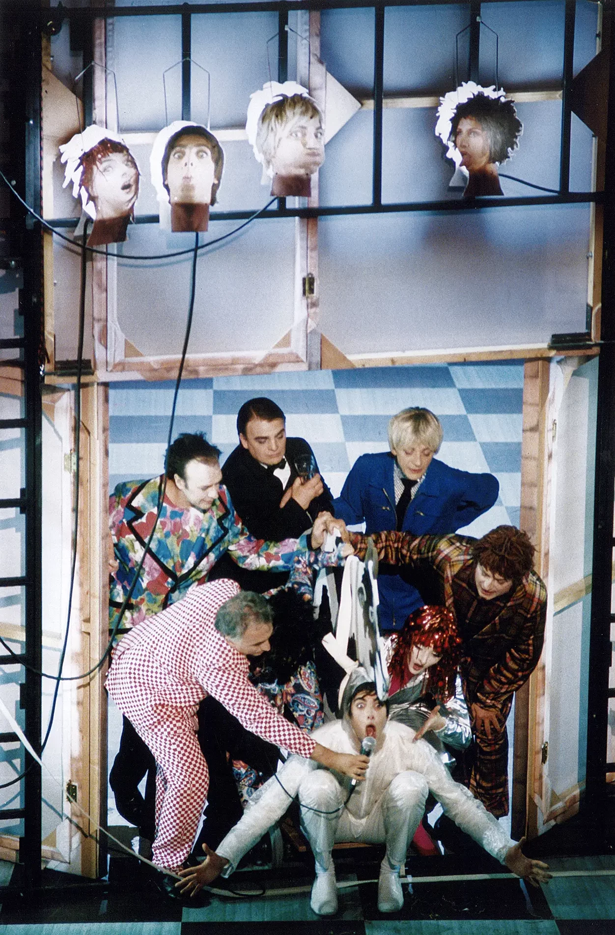 Hélène Babu, Jean-Damien Barbin, Pierre Gérard, Thierry Godard, Micha Lescot, Marc Susini, Jutta JohannaWeiss dans OÙ BOIVENT LES VACHES de Roland Dubillard, mise en scène et décor Éric Vigner, Théâtre Du Rond-Point, Paris, avril 2004. Photo Alain Fonteray.