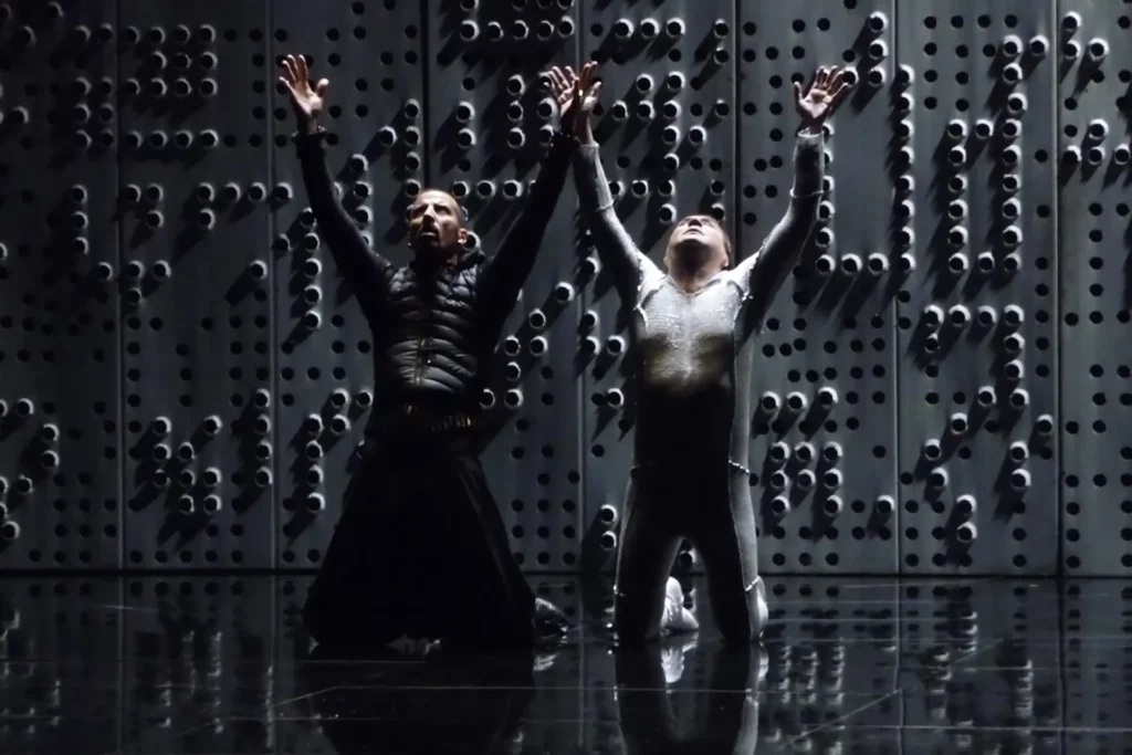 Samir Guesmi et Michel Fau dans OTHELLO deWilliam Shakespeare, traduction et adaptation Rémi De Vos et Éric Vigner, mise en scène, décor et costumes Éric Vigner, Odéon- Théâtre de l’Europe, Paris, décembre 2008. Photo Alain Fonteray.