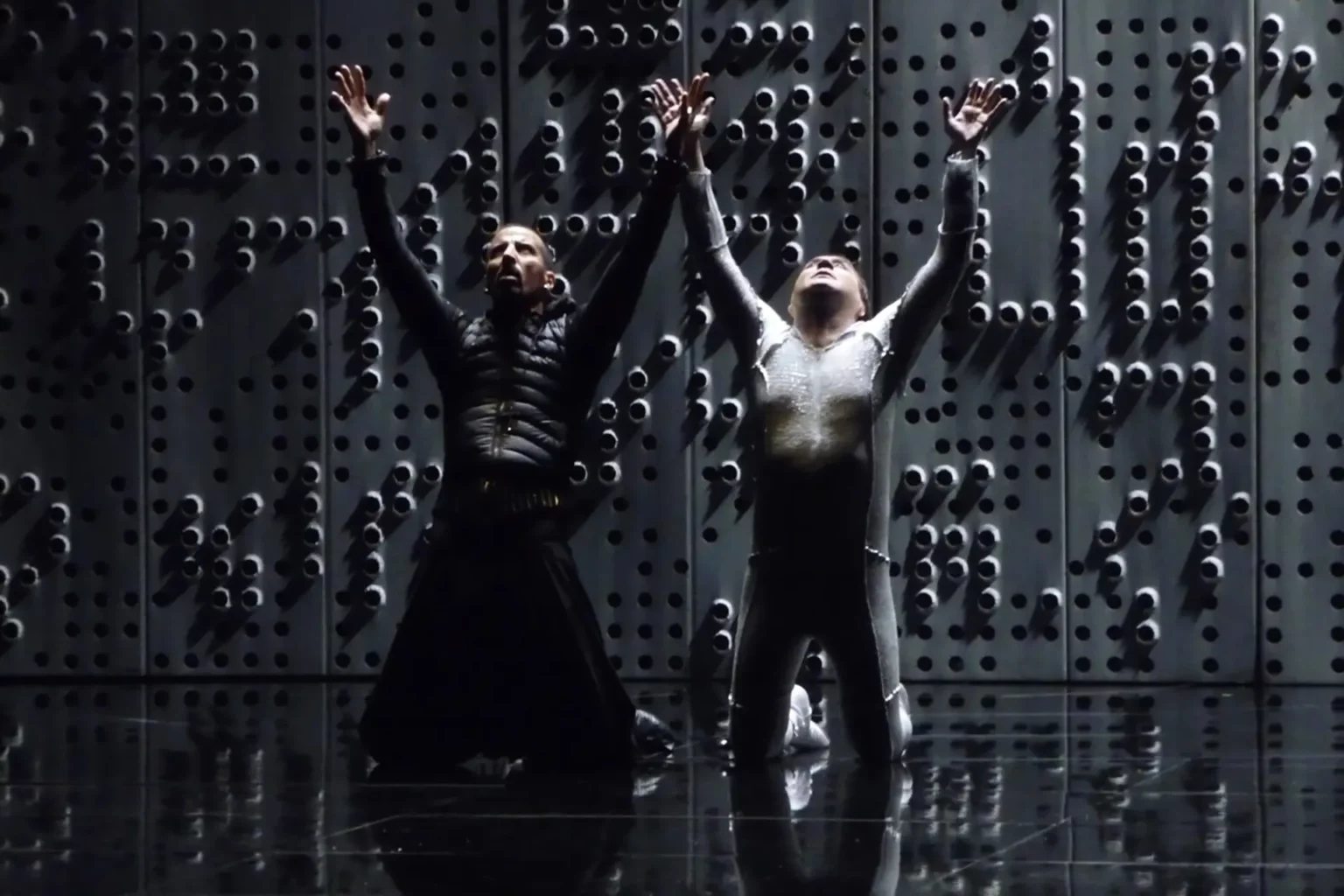 Samir Guesmi et Michel Fau dans OTHELLO deWilliam Shakespeare, traduction et adaptation Rémi De Vos et Éric Vigner, mise en scène, décor et costumes Éric Vigner, Odéon- Théâtre de l’Europe, Paris, décembre 2008. Photo Alain Fonteray.