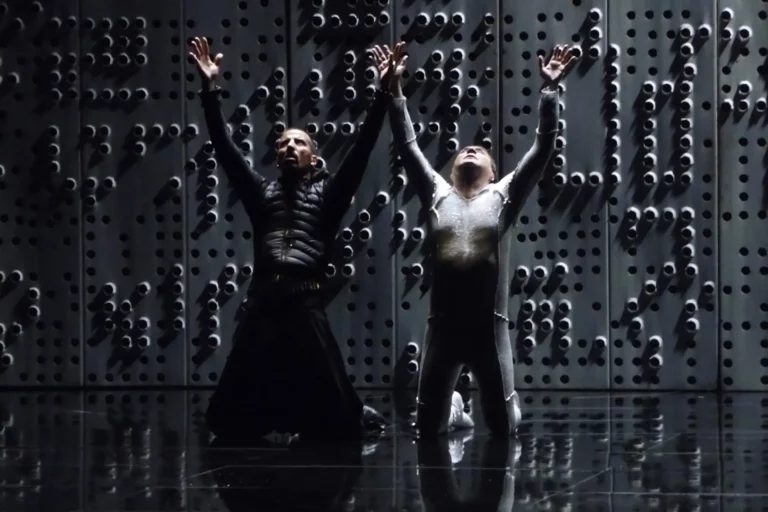 Samir Guesmi et Michel Fau dans OTHELLO deWilliam Shakespeare, traduction et adaptation Rémi De Vos et Éric Vigner, mise en scène, décor et costumes Éric Vigner, Odéon- Théâtre de l’Europe, Paris, décembre 2008. Photo Alain Fonteray.