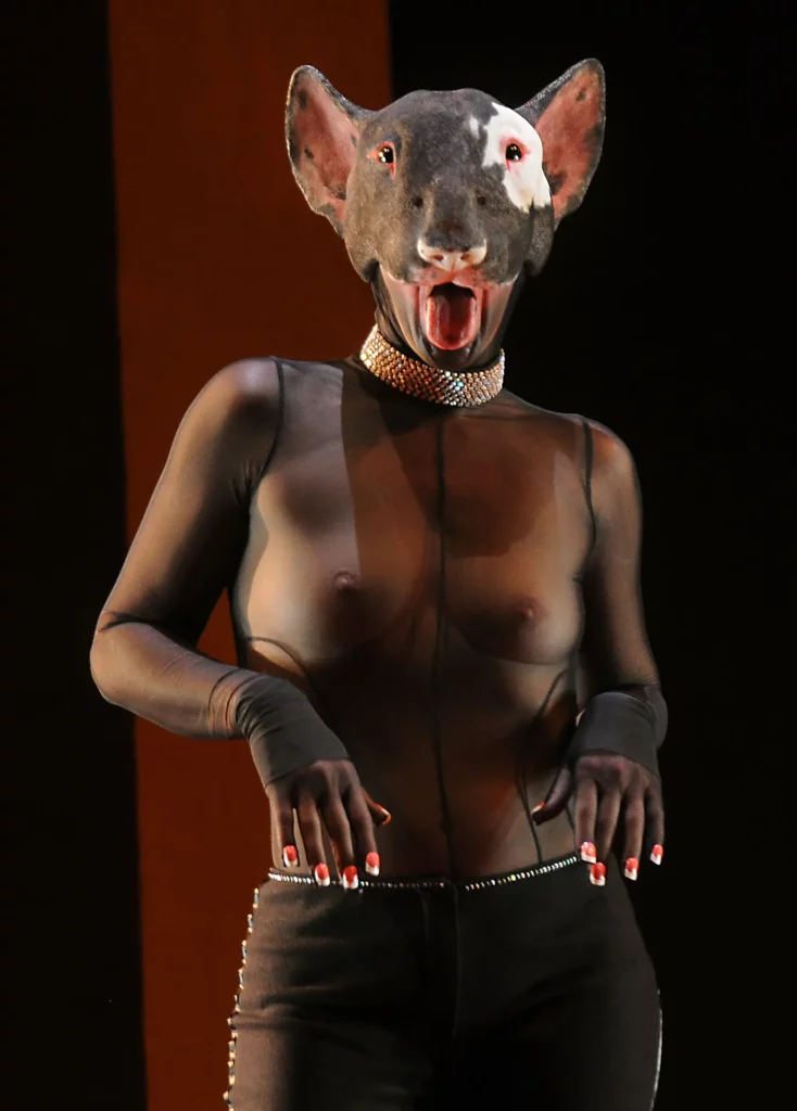 Marie-France Lambert avec un masque de Erhard Stiefel dans SEXTETT de Rémi De Vos, mise en scène, décor et costumes Éric Vigner, Théâtre du Rond-Point, Paris, novembre 2009. Photo Pacôme Poirier/ Wiki spectacle.